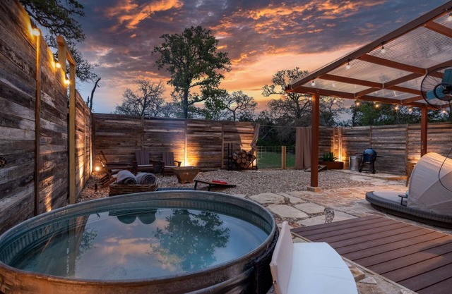 Romantic Wimberley Tiny Luxury Retreat w/ sauna & EV charger