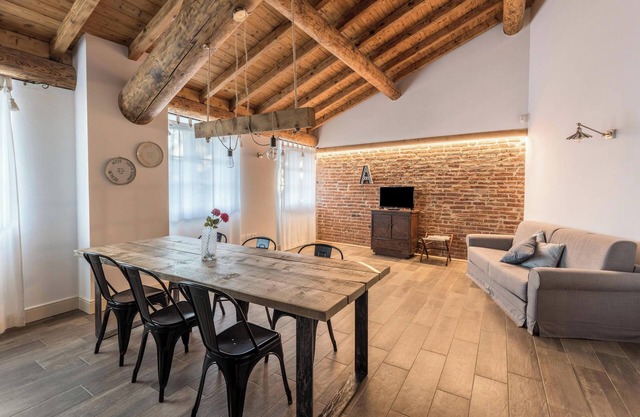 Romántico apartamento vacacional "Acero" con Wi-Fi, jardín y piscina compartidos