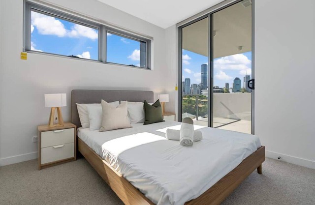 The Roocrest - Kangaroo Point Brand New LUX 2BR *Parking/Netflix*