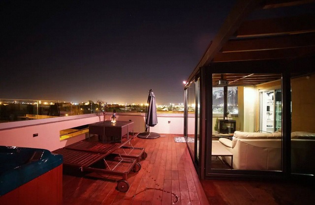 TINY Private Sunny Rooftop with sauna & jacuzzi.