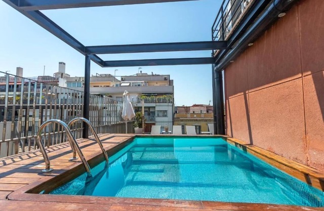 Rooftop Pools Apartment, by Old Town!