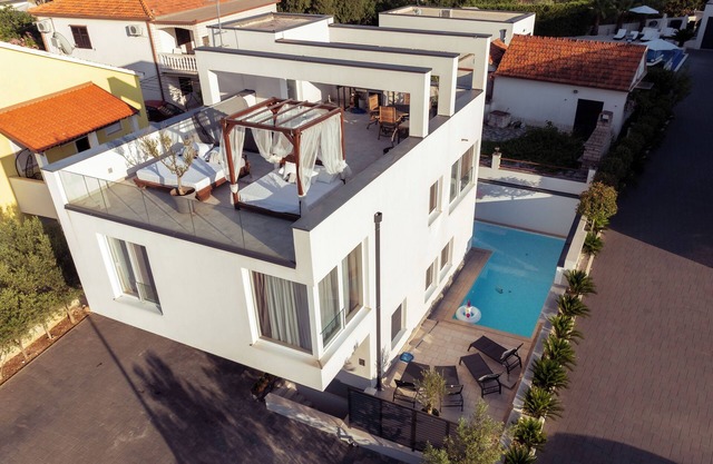 Rooftop Villa w/ Jacuzzi, Swimming pool, Sea Views – Walk to Beach, Sleeps 10