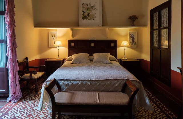 Habitación 'Doble Standard - El Basar' con piscina compartida, Wi-Fi y aire acondicionado.