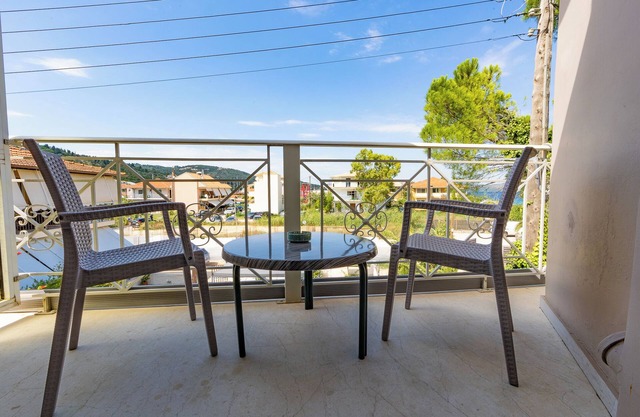 Habitación "Garden View - Aeolus Building" con piscina compartida, jardín y aire acondicionado