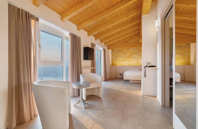 Habitación 'Hotel Laguna Depandance Suite 2' con terraza compartida, Wi-Fi y aire acondicionado.