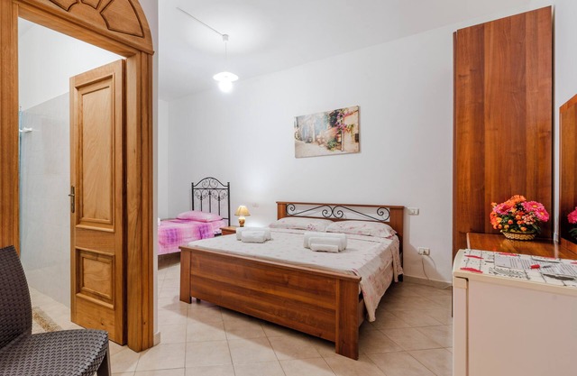 Habitación 'La Saracina - Camera 1' con terraza compartida, Wi-Fi y aire acondicionado.