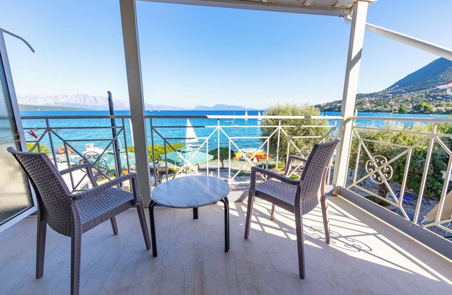 Habitación 'Vista al mar - Edificio Aeolus' con piscina compartida, jardín y aire acondicionado