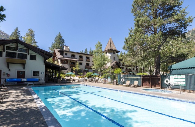 Room w/Kitchen, Balcony, Free Parking, Pool! Near Lake Tahoe