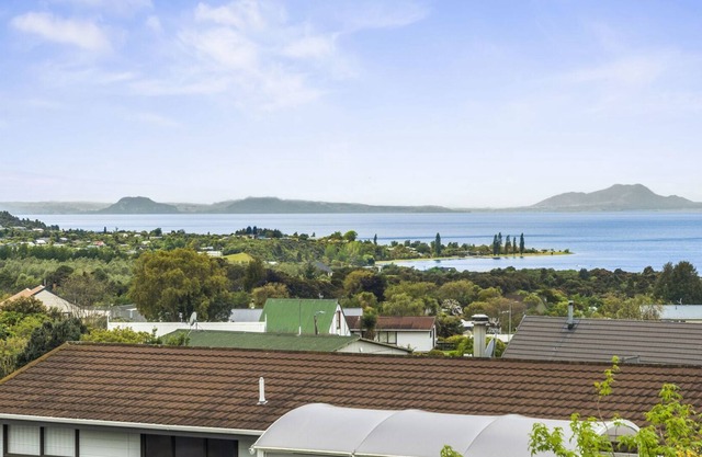 ROOM WITH A VIEW - OMORI HOLIDAY HOME, family friendly in Omori