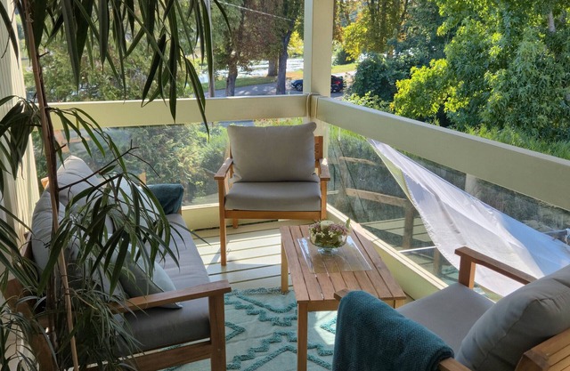 Habitación con baño privado y balcón junto al canal