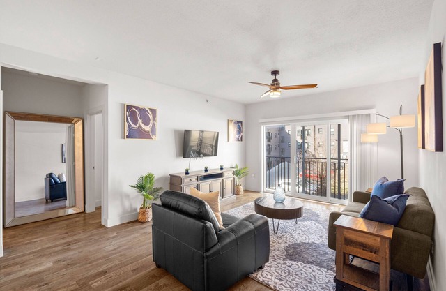 Roomy Plaza 2bed w/ Den and WK Space