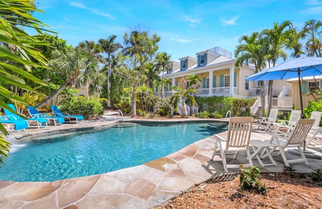 ROOSEVELT COTTAGE -CAPTIVA BAY FRONT con piscina climatizada y muelle. Fácil acceso a la playa y no muy lejos.