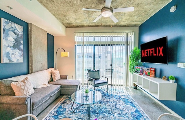 Roosevelt Row 1BD Apartment in CDT with Gym Pool Parking