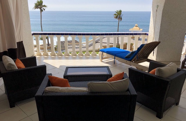 ROSARITO BEACH FRONT 2 habitaciones 2 baños completos 180 grados de VISTA FRONTAL AL MAR!