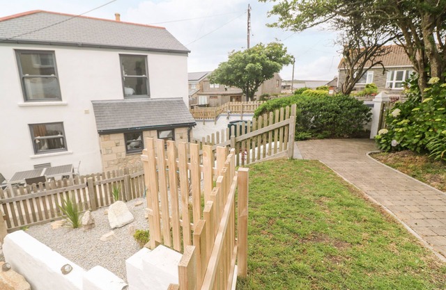 ROSE BANK COTTAGE, pet friendly, with a garden in St Just