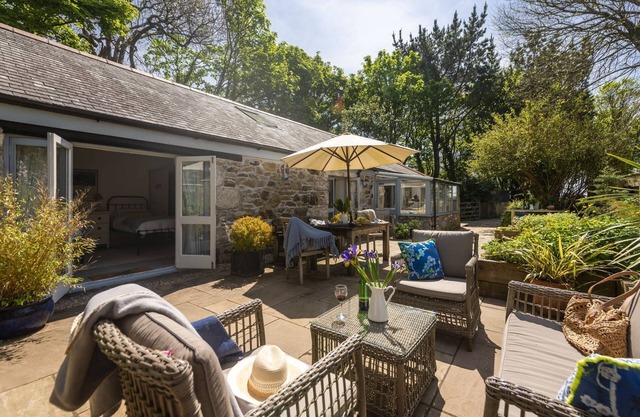 Rosehendra - A beautifully refurbished pet-friendly barn conversion with two bedrooms, a log burner