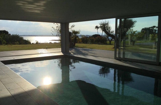 Roses: magnífica villa contemporánea con piscina cubierta