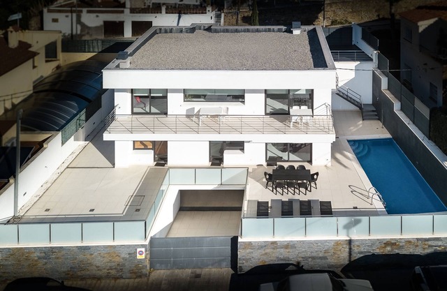 ROSAS Centro . 300 Mtr de la playa y del centro. Magnífica villa con piscina