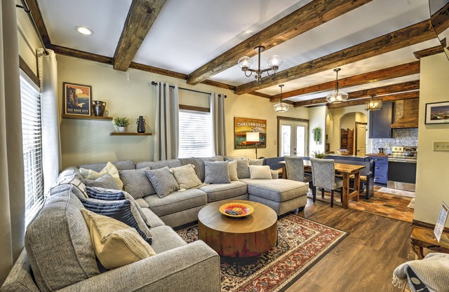 Sleeps 8, hot tub, family friendly with fenced yard, arcade, fire pit