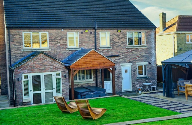 Rowan House, MILLHOUSE GREEN