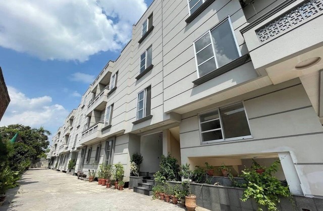 Royal BNB Two bedroom apartment in Lahore, downtown, free parking ,wifi with AC