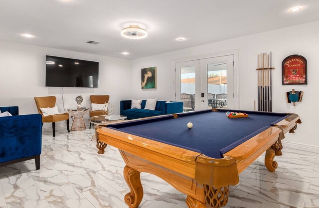 Royal Escape / House with Hot Tub N Pool!