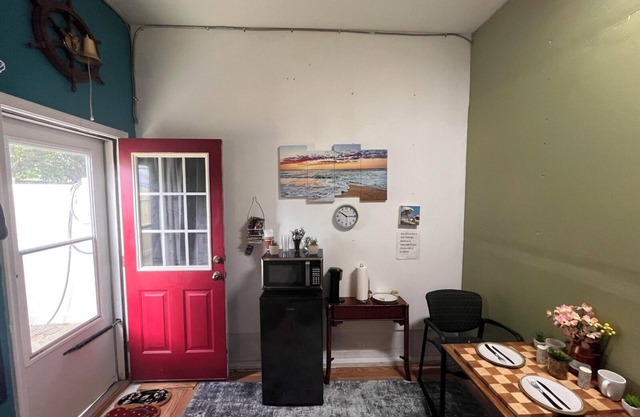 RRRRAD Room by the beach with AC and Heat if needed in Norfolk. Big TV Too