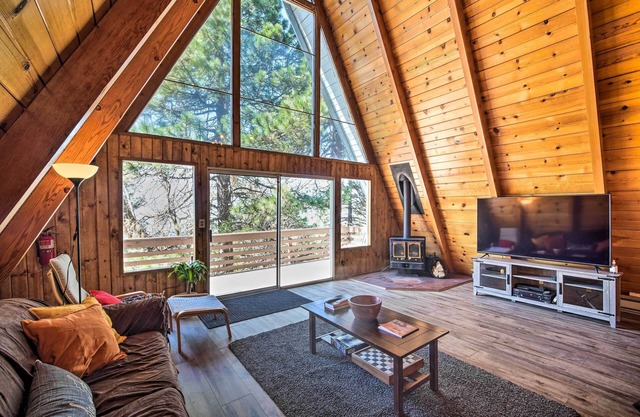 Running Springs Cabin w/ Large Deck + View!