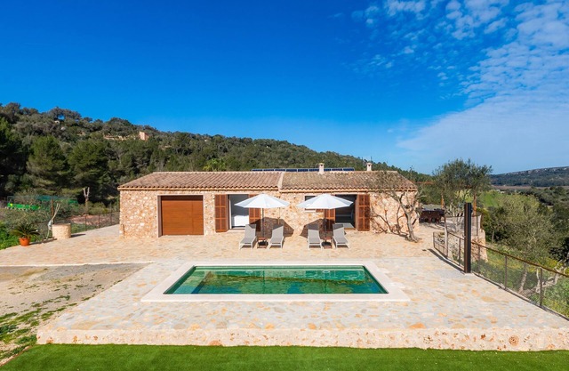 Casa Rural "Can Jaume" con piscina, terraza, vistas a la montaña y Wi-Fi