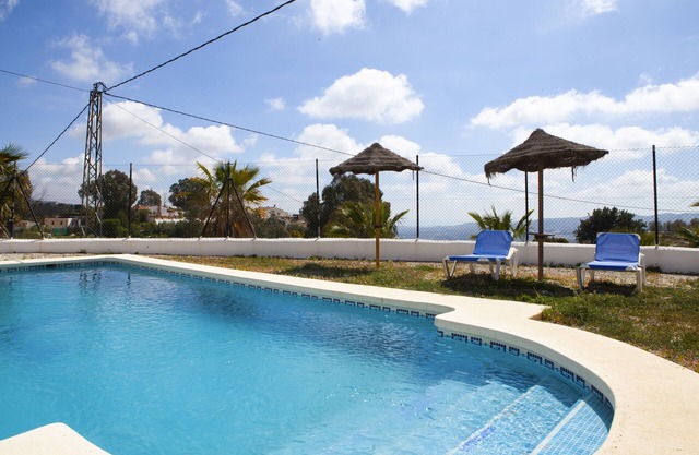 Casa rural con piscina. Vistas al mar y la montaña.