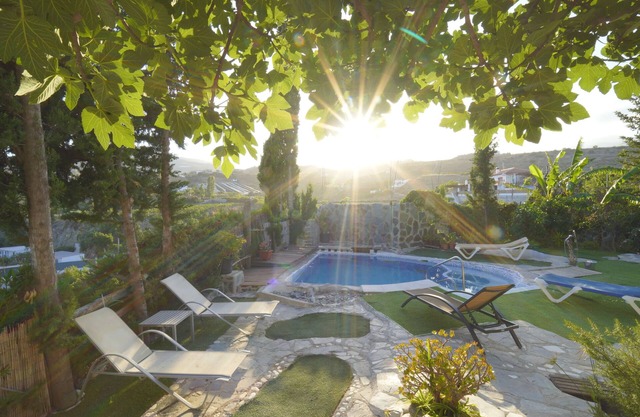 Casa rural con piscina, zona de juegos etc..