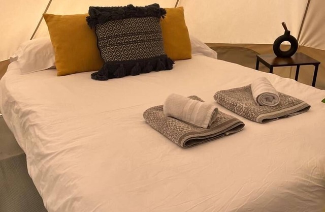 Tienda de campaña-Superior-Communal washrooms-Vista al campo-Bell Tent 6m