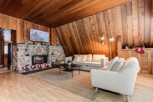 Rustic A-Frame with Hot Tub Fire pit Pool Table