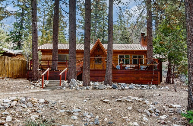Rustic and Cozy Cabin with Fireplace & Private BBQ - Walk to Big Bear Lake