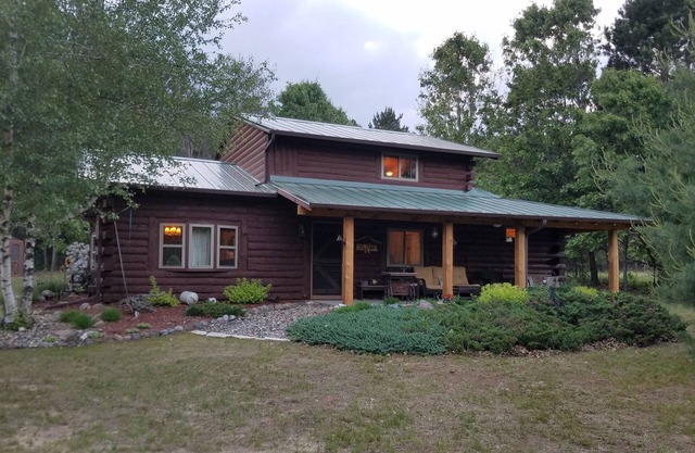 Cabaña de madera tranquila y pacífica en 10 acres 1/2 hora de WI Dells