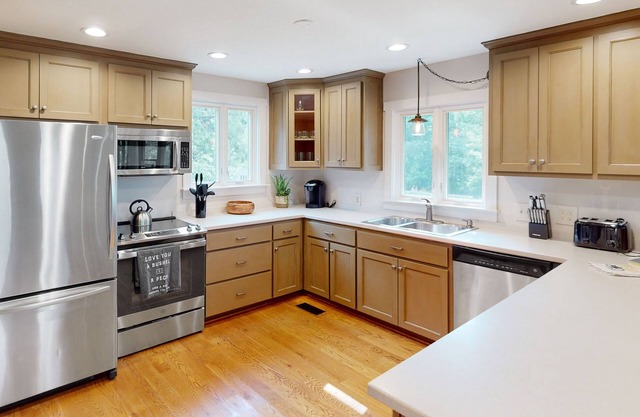 Rustic-chic home on 11 acres with barn & horse pastures, close to Lieper's Fork