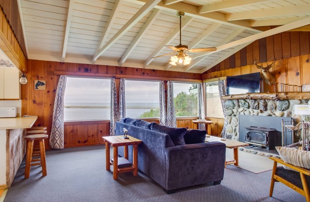 ¡NUEVO! Coastal Smith River Cottage w / vistas al mar!