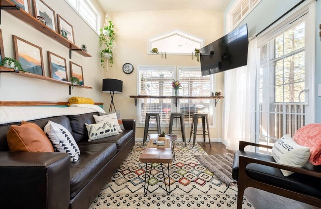 Rustic Escape| Fireplace, BBQ Grill & Scenic Views