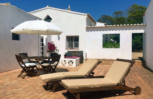Habitación rústica con una gran terraza