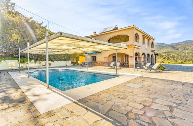 Villa familiar rústica con clima, Wifi y piscina, Campo, a poca distancia en coche del centro, playa