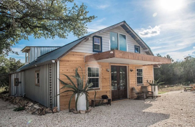 ⭐️Rustic Hill Country Barn retreat on acreage⭐️