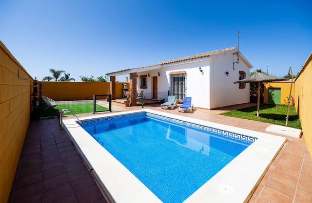 Rústica casa cerca de la playa con piscina, terraza, jardín y Wi-Fi; Se admiten mascotas; Hay aparcamiento disponible