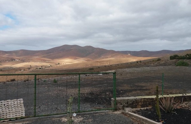 Rústica casa Morro Negro con piscina, terraza, campo de tiro y Wi-Fi; Estacionamiento disponible, Mascotas permitidas