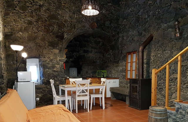 Casa rústica con chimenea y 2 km de Piscinas naturales