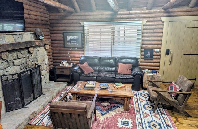 Rustic log cabin offering modern conveniences - Pet friendly