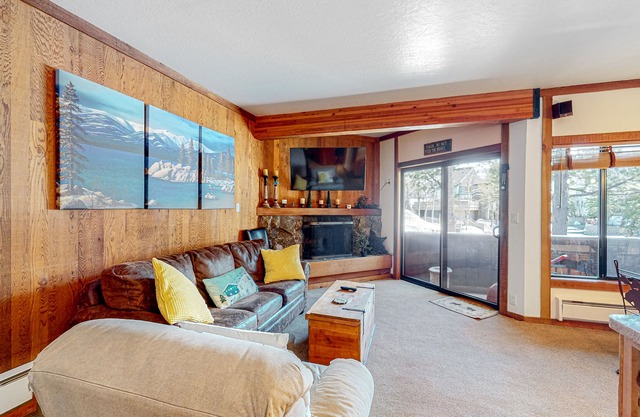 Rustic mountain view condo w/ full kitchen - walk to lifts