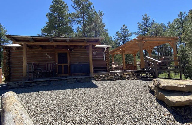 Cabaña de madera rústica en los pinos de Ponderosa, ideal para una escapada tranquila y cazadores.