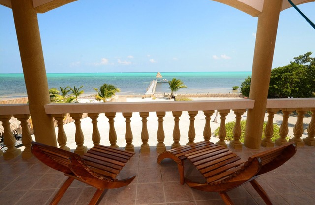 Casa rústica del Caribe con 115 pies de Pristine Caribbean Beach con 250 'Dock
