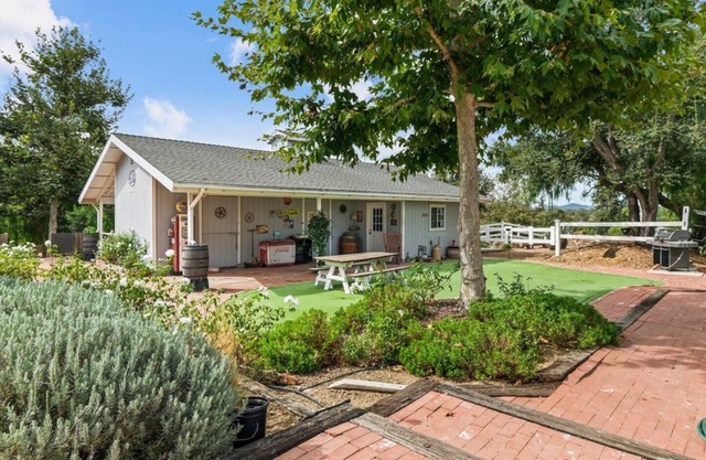 Vintner's Ranch Farmhouse - ¡solo propiedad disponible en Lynn Ranch!