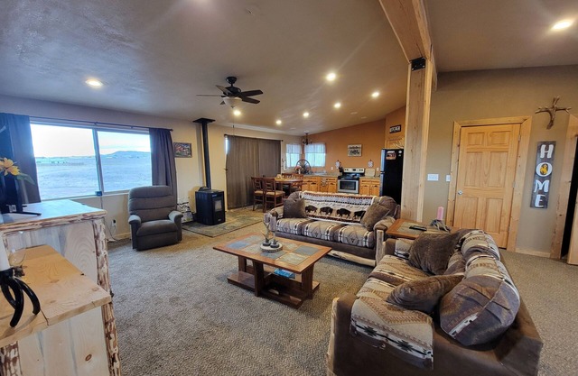 Rustic, Peaceful Knotty Pine Log Studio Loft with amazing views!